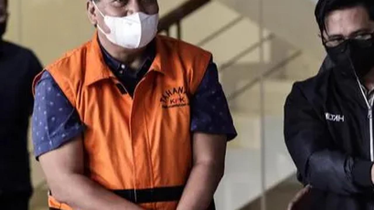 AKBP Bambang Kayun dinilai terbukti menerima uang dan satu unit mobil Toyota Fortuner dengan total sejumlah Rp57.126.300.000 dari Emylia Said dan Herwansyah, suami istri yang kini berstatus DPO Bareskrim Polri.