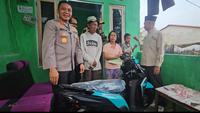 Kapolres Metro Depok Kombes Abdul Waras memberikan sepeda motor kepada penjual es kue jadul Sudrajat. (Liputan6.com/Dicky Agung Prihanto)
