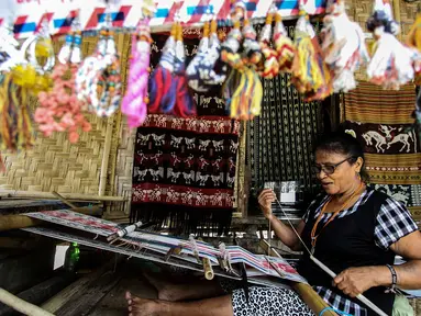 Mama Adriana Rambuadji membuat kain tenun di Desa Adat Prailiu, Sumba Timur, NTT, Sabtu (15/12). Kain tenun Sumba dijual dengan harga bervariatif. (Liputan6.com/JohanTallo)