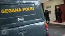 Petugas berjaga-jaga di sekitar RS Polri Kramat Jati, Jakarta Timur, Senin (27/2). Jenazah YC yang tewas tertembak akan dilakukan autopsi lebih lanjut. (Liputan6.com/Gempur M Surya)