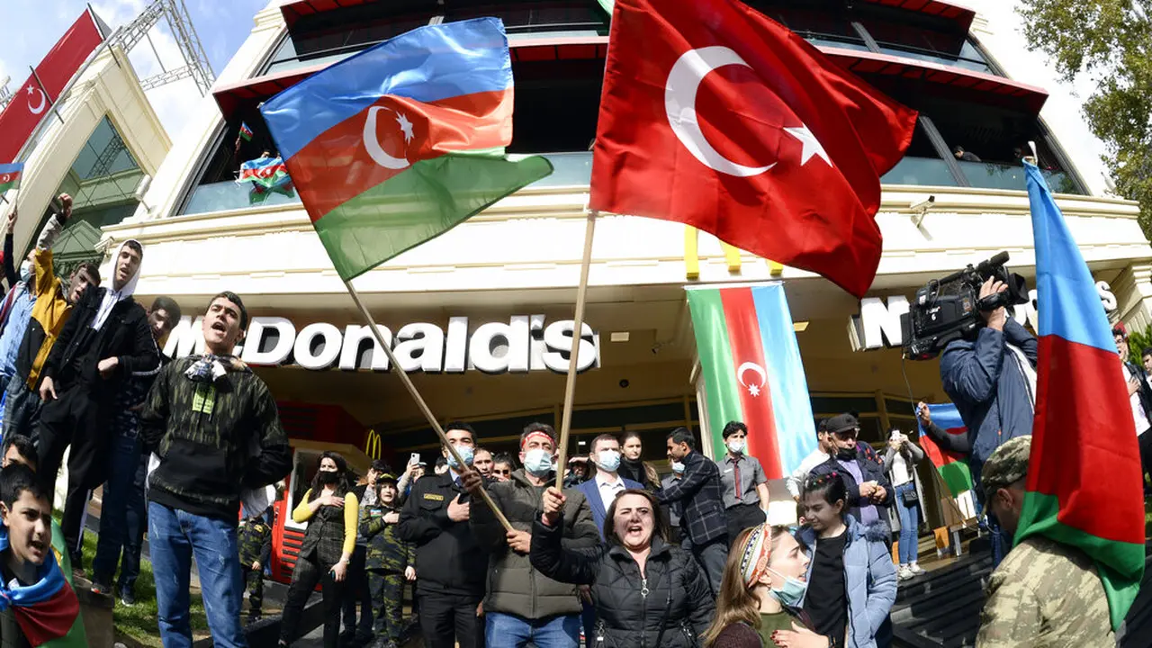 FOTO: Rakyat Azerbaijan Rayakan Perjanjian Damai dengan Armenia