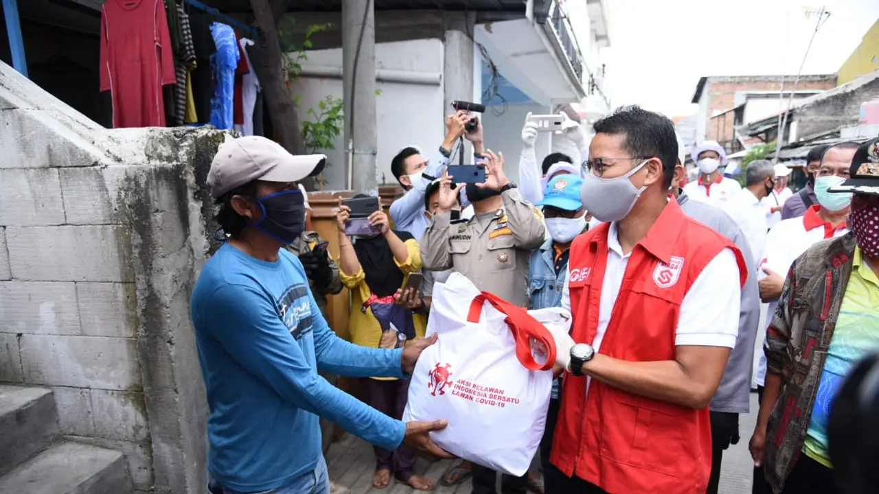 Relawan Indonesia Bersatu Lawan Covid-19 Bagi-Bagi Sembako untuk Buruh yang kena PHK