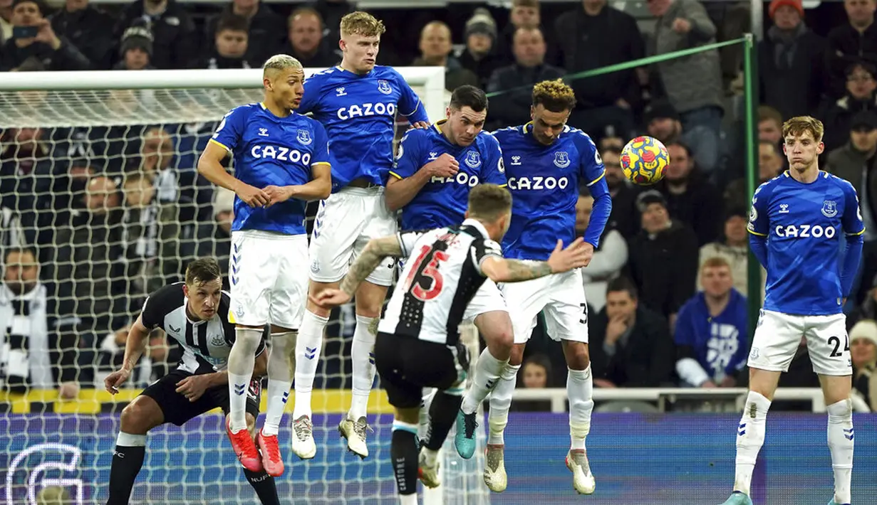 Pemain Newcastle United Kieran Trippier mencetak gol ke gawang Everton lewat tendangan bebas pada pertandingan sepak bola Liga Inggris di St James' Park, Newcastle, Inggris, 8 Februari 2022. Newcastle United menang 3-1. (Owen Humphreys/PA via AP)