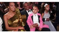 Usia boleh terbilang kecil, namun Blue Ivy tampil fashionable dalam balutan jas bernuansa pink di Grammy Awards 2017.(Foto:Marieclaire.com)