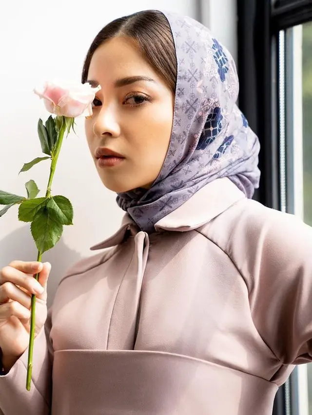 Potret Terbaru Nikita Willy Setelah Tunangan, Tampil Berhijab dan Elegan