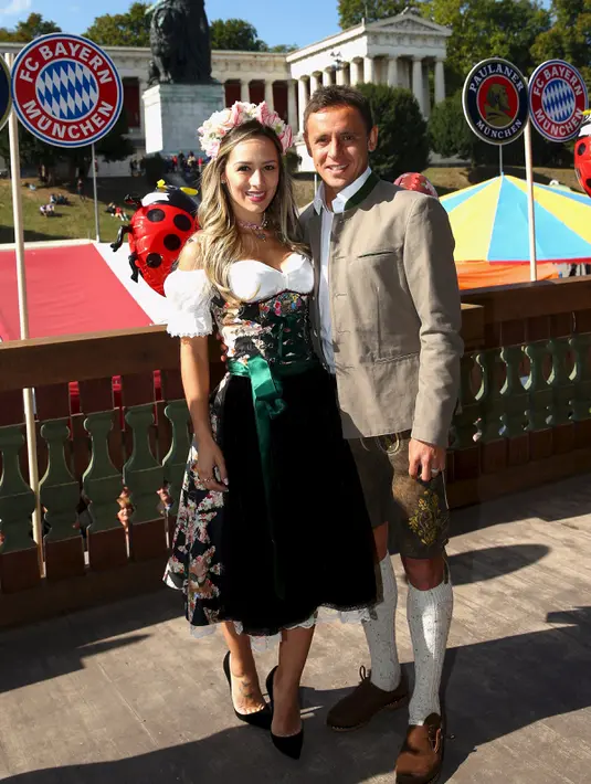 Pesepakbola tim Bayern Munchen, Rafinha berpose bersama istrinya, Carolina saat menghadiri Festival Oktoberfest di Munich, Jerman, Rabu (30/9/2015). (REUTERS/Alexander Hassenstein/Pool)
