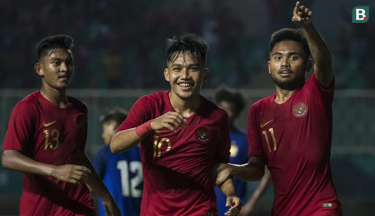 Gelandang Timnas Indonesia, Witan Sulaeman, merayakan gol yang dicetaknya ke gawang Thailand pada laga PSSI 88th U-19 di Stadion Pakansari, Jawa Barat, Minggu (23/9/2018). Hingga babak pertama kedudukan imbang 1-1. (Bola.com/Vitalis Yogi Trisna)