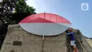 Warga membuat layang-layang merah putih setinggi enam meter di Kawasan Peninggilan, Tangerang, Senin (10/8/2020). Layang-layang merah putih tersebut dibuat untuk memeriahkan HUT Ke-75 Kemerdekaan Republik Indonesia. (Liputan6.com/Angga Yuniar)