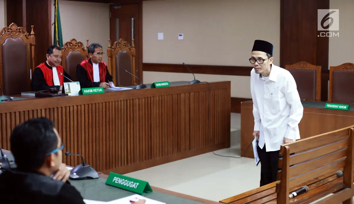 Kakanwil Kemenag Gresik yang juga tersangka pemberian suap kepada anggota DPR Romahurmuziy, Muafaq Wirahadi saat menjalani sidang pembacaan dakwaan di Pengadilan Tipikor, Jakarta, Rabu (29/5/2019). Muafaq didakwa memberi suap mantan Ketua Umum PPP Romahurmuziy. (Liputan6.com/Helmi Fithriansyah)