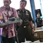 Petugas menunjukan barang bukti sabu yang dimasukan dipemanas air di Jakarta, Selasa (2/2). 16,81 kg narkotika jenis methamphetamin atau shabu asal China berhasil digagalkan Bea dan Cukai, BNN, Polres Pelabuhan Tanjung Priok. (Liputan6.com/Faizal Fanani)