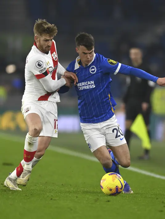 Gelandang Southampton, Stuart Armstron berusaha merebut bola dari gelandang Brighton & Hove Albion, Solly March pada pertandingan lanjutan Liga Inggris di Stadion Falmer, Brighton, Inggris, Selasa (8/12/2020). Southampton Menang Tipis atas Brighton 2-1. Mike Hewitt / Pool Via AP)