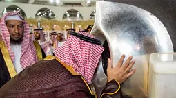 Putra Mahkota Arab Saudi Mohammed bin Salman mencium Hajar Aswad saat meninjau Masjidil Haram di Mekah, Arab Saudi, Selasa (12/2). Perluasan Masjidil Haram dilakukan untuk mewujudkan Visi Arab Saudi 2030. (BANDAR AL-JALOUD/SAUDI ROYAL PALACE/AFP)