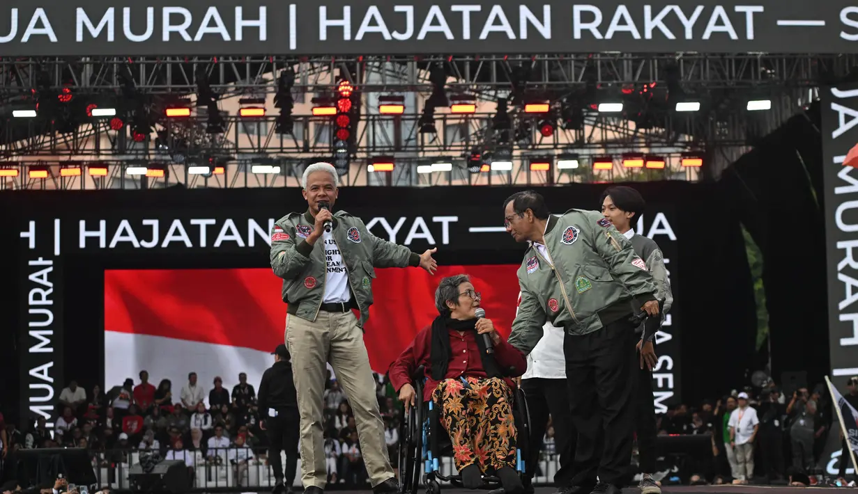 Calon Presiden dan Calon Wakil Presiden nomor urut 3 Ganjar Pranowo dan Mahfud Md saat kampanye akbar pemilu 2024 di Semarang, Jawa Tengah, pada 10 Februari 2024. (JUNI KRISWANTO/AFP)