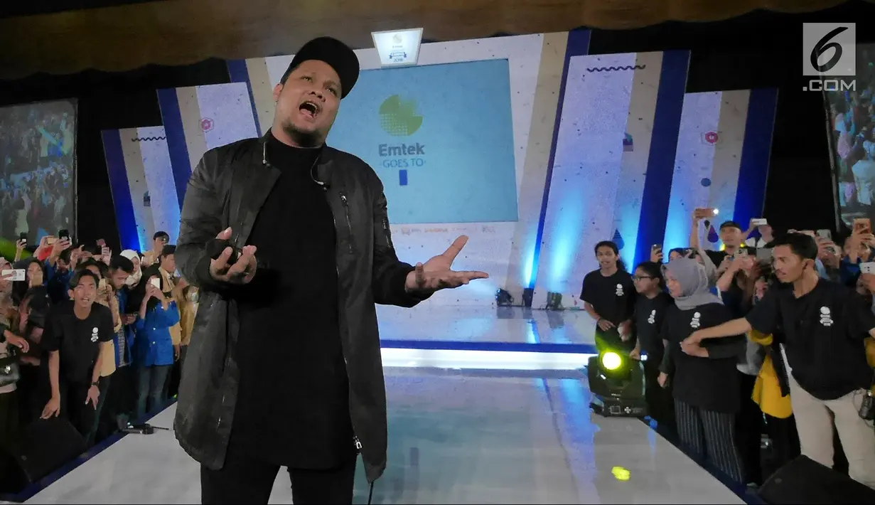 Penyanyi Virgoun saat tampil di acara Emtek Goes To Campus (EGTC) 2018 di Universitas Gadjah Mada, Yogyakarta, Rabu (17/10). Virgoun membawakan tiga lagu di antaranya Bukti dan Surat Cinta untuk Starla. (Liputan6.com/Herman Zakharia)