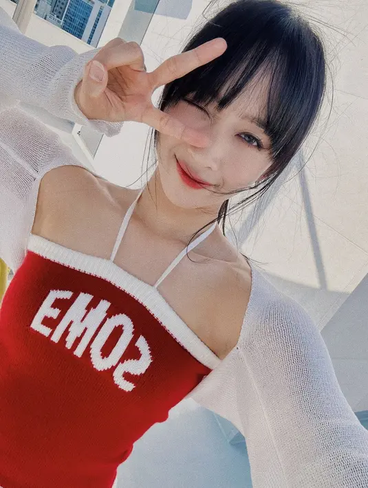 Halter knit top, dipadukan dengan cut out cardigan dan skinny jeans untuk outfit musim panas. [@secretnumber.official]