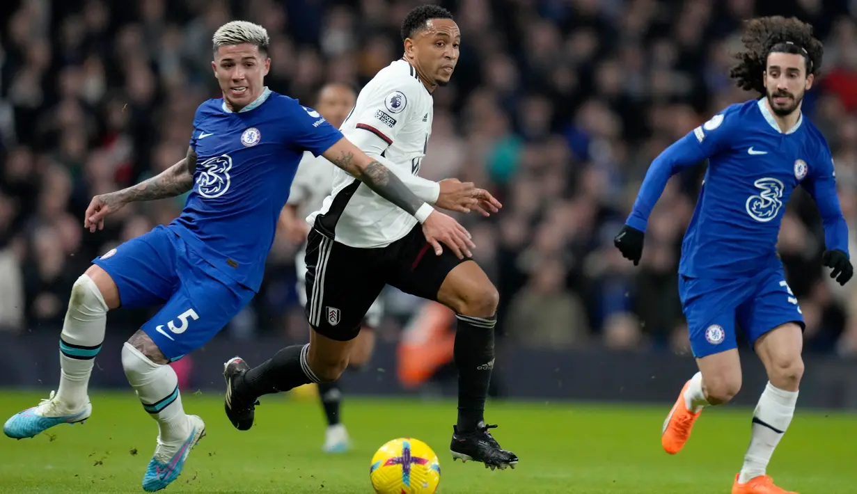Pemain Fulham Kenny Tete menendang bola melewati pemain Chelsea Enzo Fernandez (kiri) dan Marc Cucurella (kanan) pada pertandingan sepak bola Liga Inggris di Stadion Stamford Bridge, London, Inggris, 3 Februari 2023. Enzo Fernandez belum genap empat hari bergabung bersama Chelsea usai ditebus senilai 106,8 juta pound sterling dari Benfica, yang memecahkan rekor pemain termahal Britania. (AP Photo/Kirsty Wigglesworth)