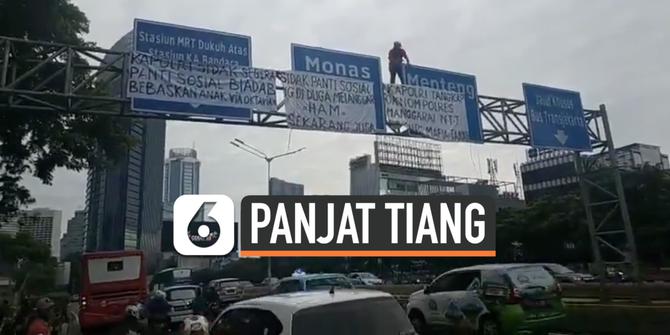 VIDEO: Aksi Pria Panjat Tiang Rambu Lalu Lintas di Thamrin