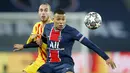 Striker Paris Saint-Germain, Kylian Mbappe, berebut bola dengan pemain Barcelona, Oscar Mingueza, pada laga Liga Champions di Stadion Parc des Princes, Kamis (11/3/2021). Kedua tim bermain imbang 1-1. (AP/Christophe Ena)