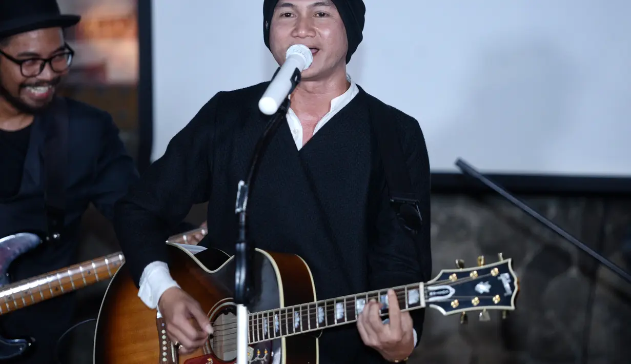 "Bidadari Tak Bersayap adalah tentang dia yang ingin dijadikan teman hidup. Saya pengen dengan adanya Bidadari Tak Bersayap, orang-orang bisa jatuh cinta dan menghargai cinta," jelasnya. (Adrian Putra/Bintang.com)