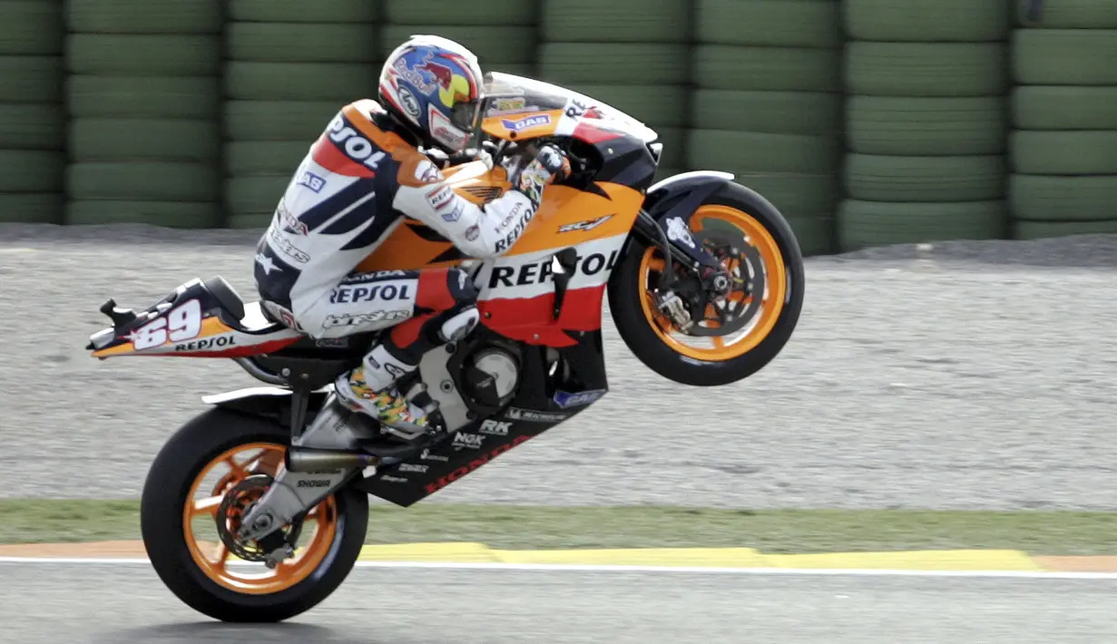 Aksi wheelie Nicky Hayden dari tim Repsol Honda di sesi latihan di Sirkuit Ricardo Tormo Race, GP Valencia, 2006. (AFP/Jose Jordan)