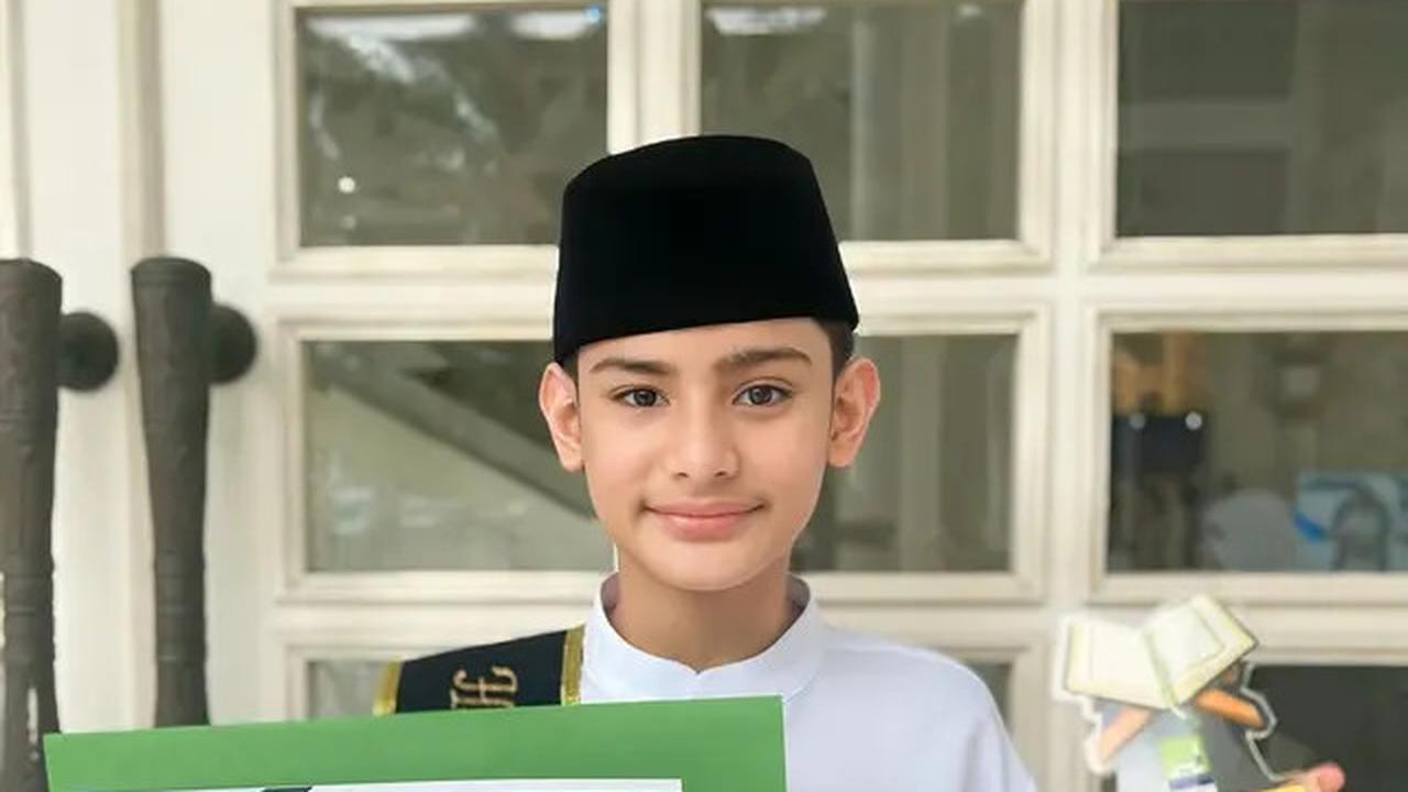 6 Potret King Faaz Wisuda Juz 28 Jelang Idul Adha, Fairuz dan Sonny Septian Bangga