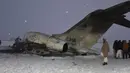Sebuah pesawat militer AS yang jatuh terlihat di provinsi Ghazni, Afghanistan (27/1/2020). Pesawat yang jatuh merupakan Bombardier E-11A, sebuah tipe jet yang digunakan sebagai media komunikasi di kawasan. (AP Photo/Saifullah Maftoon)
