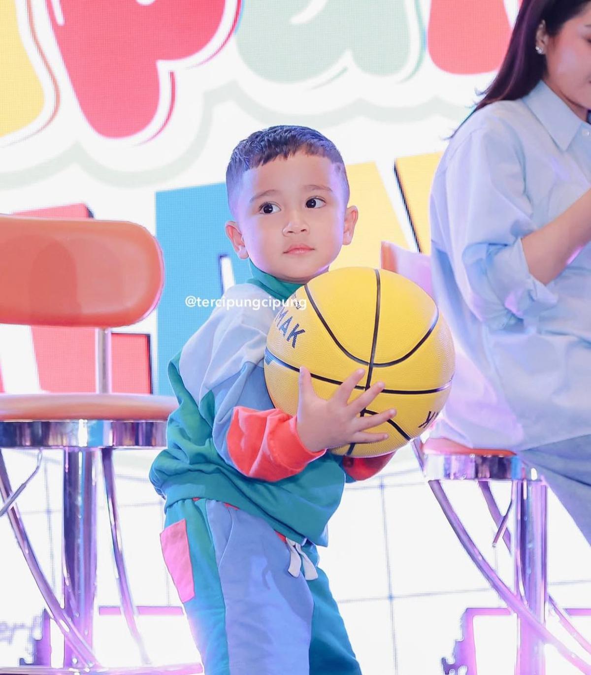 7 Potret Rayyanza di Main Bola Basket yang Bikin Netizen Kagum
