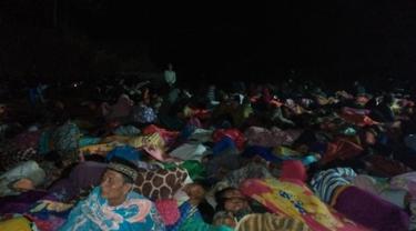 Korban gempa Lombok mengungsi di tempat terbuka.
