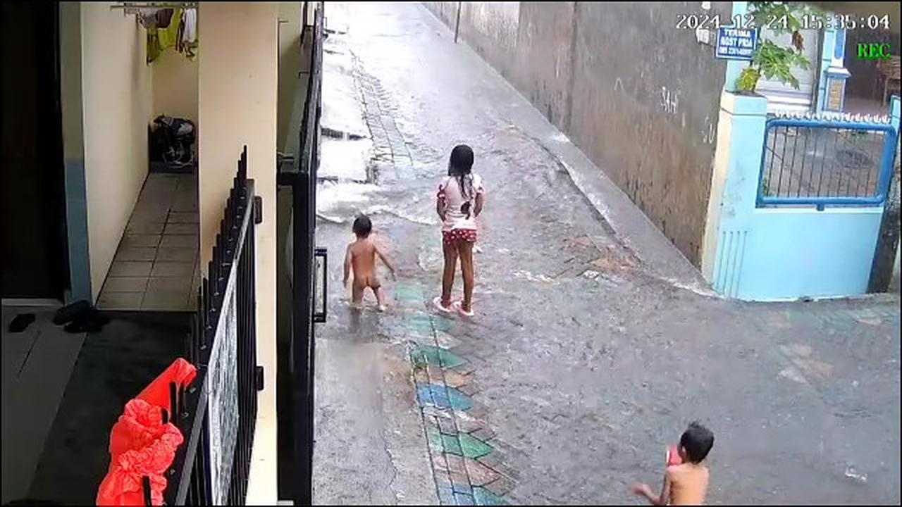 Bayi mandi hujan tercebur selokan