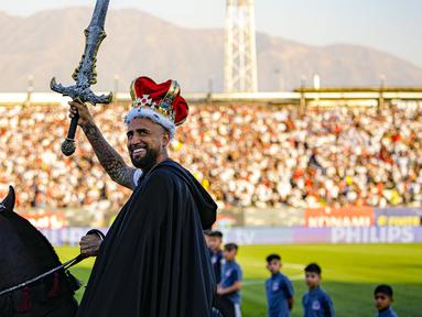Arturo Vidal memakai kostum seorang raja dan menunggangi kuda saat diperkenalkan sebagai pemain baru klub Liga Chile, Colo-Colo di Stadion Monumental David Arellano, Chili, Jumat (2/2/2024) WIB. Vidal kembali bermain untuk Colo-Colo setelah 17 tahun sukses berkarir bermain untuk klub sepak bola di Eropa dan Amerika Selatan. (AP Photo/Esteban Felix)