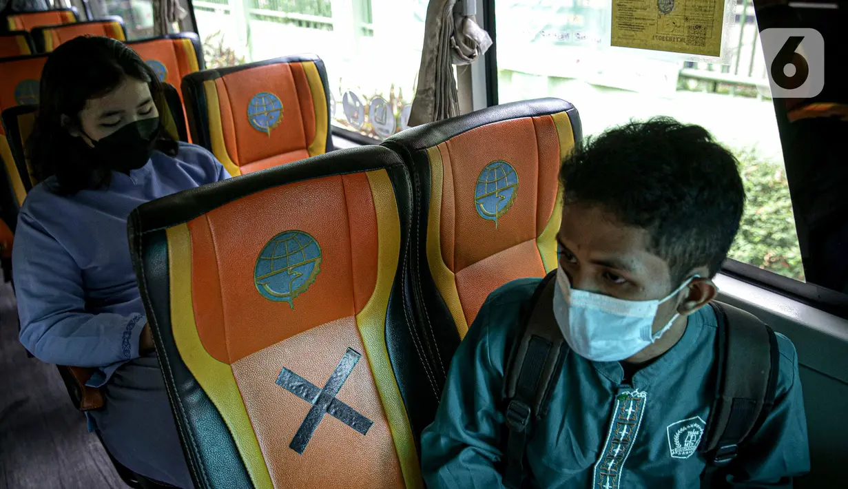 Pelajar naik bus sekolah usai pembelajaran tatap muka (PTM) di SMK Negeri 15, Kebayoran Baru, Jakarta Selatan, Jumat (3/9/2021). Dishub DKI Jakarta melalui Unit Pengelola Angkutan Sekolah mengoperasikan 70 bus sekolah yang melayani 20 rute reguler dan 13 rute zonasi. (Liputan6.com/Faizal Fanani)
