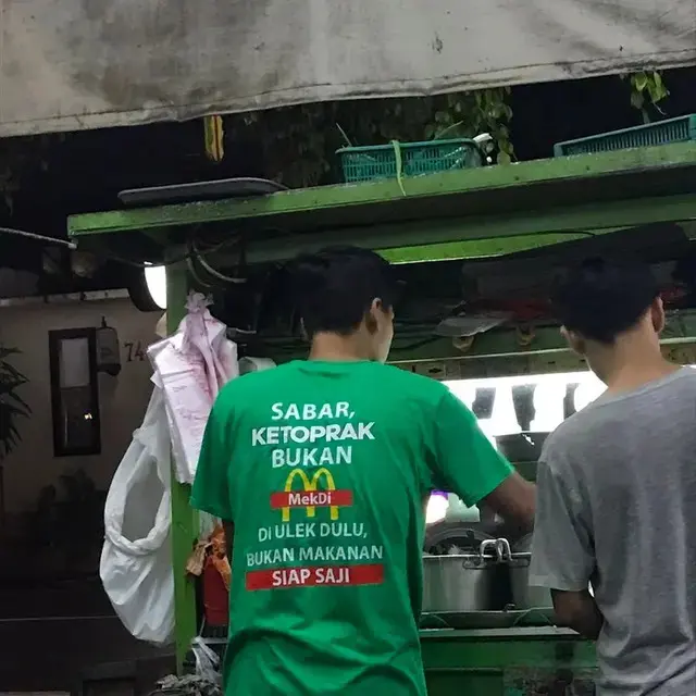 6 Potret Nyeleneh Orang Jualan Ketoprak, Bikin Salah Fokus ketika Puasa
