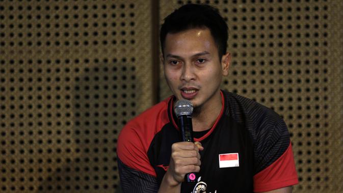 Atlet bulutangkis Indonesia, Mohammad Ahsan, saat menjawab pertanyaan wartawan saat konferensi pers pemberian apresiasi dari Drarum Foundation di Galeri Indonesia Kaya, Jakarta, Rabu (4/9). Djarum Foundation beri bonus Rp 550 juta untuk Ahsan. (Bola.com/Yoppy Renato)