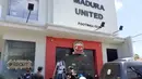 Demonstrasi yang diikuti dengan penyegelan kantor Manajemen Madura United ini didasari atas penampilan tim kesayangan mereka, Madura United di BRI Liga 1 2021/2022 yang jauh dari harapan. (Bola.com/Aditya Wany)
