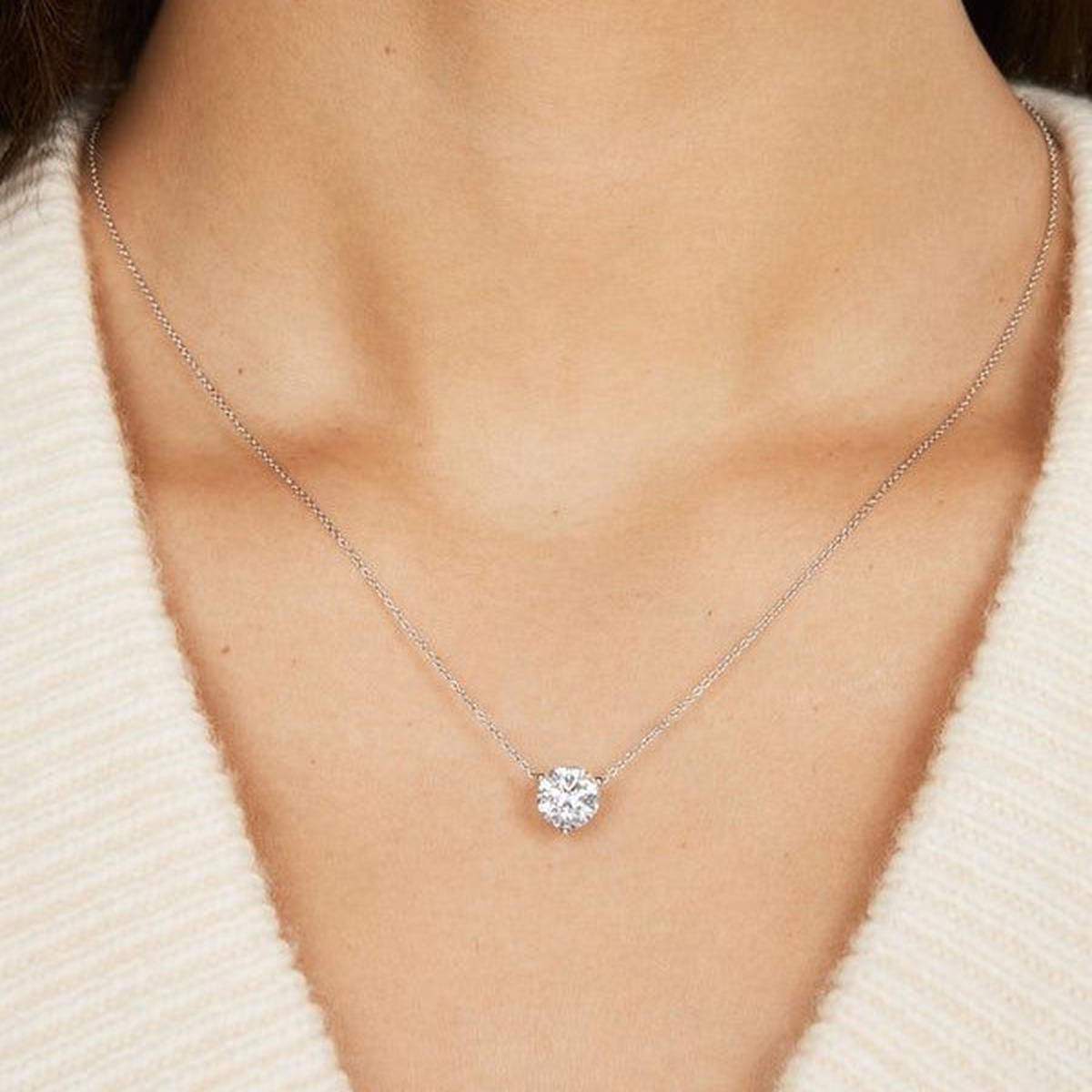 Ilustrasi Kalung White Gold dengan Liontin Berlian Solitaire (©Pinterest)