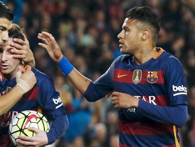 Pemain Barcelona, Luis Suarez, Lionel Messi dan Neymar merayakan gol saat melawan Sporting Gijon pada lanjutan La Liga Spanyol di Stadion Camp Nou, Barcelona, Sabtu (23/4/2016). (Reuters/Albert Gea)