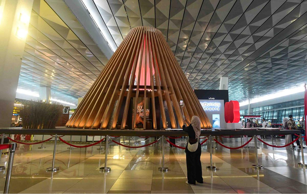 FOTO: Tanah Api, Jejak Jiwa,  Instalasi Seni Nusantara Sambut HUT ke-80 RI di Bandara Soekarno-Hatta