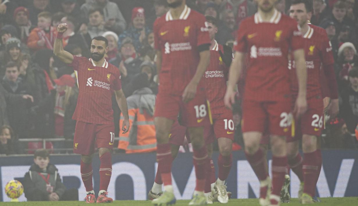 Pemain Liverpool, Mohamed Salah merayakan gol kemenangan timnya ke gawang Leicester dalam laga lanjutan Liga Inggris 2024/2025 di Anfield, Liverpool, Inggris, Jumat (27/12/2024) WIB. (AP Photo/PA/Peter Byrne)