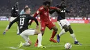 Pemain Bayern Munich, Renato Sanches, berusaha melewati pemain RB Leipzig pada laga Bundesliga di Allianz Arena, Kamis (20/12). Bayern Munich menang 1-0 atas RB Leipzig. (AP/Matthias Schrader)