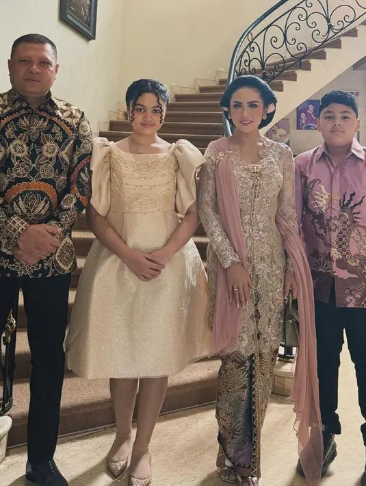 Sementara itu, keluarga Krisdayanti tampak tidak mengenakan busana senada, meski begitu mereka tetap kompak. Raul Lemos tampil dengan batik lengan panjang, sedangkan putranya mengenakan batik lengan panjang pink. [@krisdayantilemos]