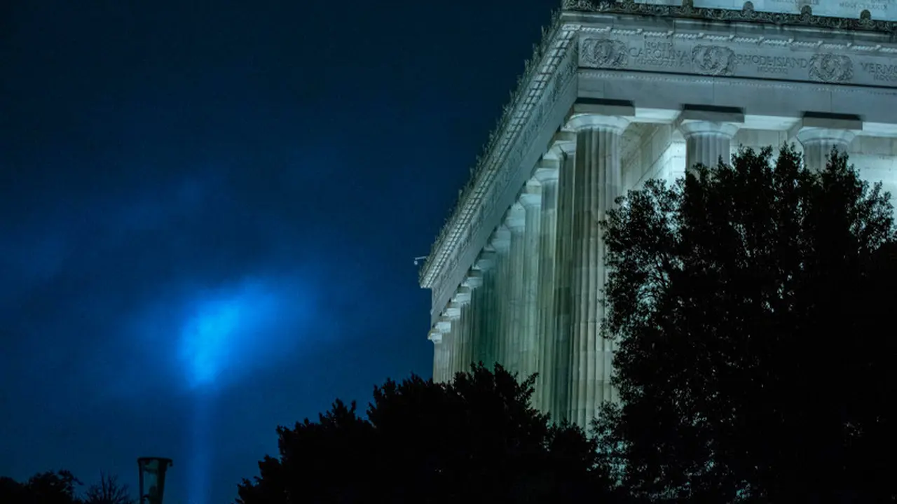 Seberkas cahaya terlihat di dekat Lincoln Memorial, sebagai bagian dari Towers of Light Tribute yang menandai peringatan 19 tahun serangan 9/11 di Pentagon, Rabu, 9 September 2020, di Washington. (Foto AP / Jose Luis Magana)