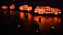 Sejumlah labu disusun berbentuk mobil berhasil memukau pengunjung pameran Rise of the Jack O'Lanterns di Los Angeles, California (16/10). Menurut cerita rakyat Irlandia, Jack O'Lanterns adalah sebutan seorang pria pelit bernama Jack. (AFP/Mark Ralston)