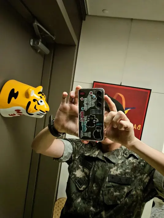 J-Hope melakukan mirror selfie namun sengaja menutupi wajahnya. Sehingga yang terlihat hanyaka ponsel bagian belakang dan ornamen harimau yang tampak imut. (Foto: Instagram/ uarmyhope)