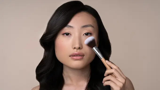 Tips Tampil Glowing Saat Bukber Outdoor dengan Makeup Satin Finish yang Tahan Lama