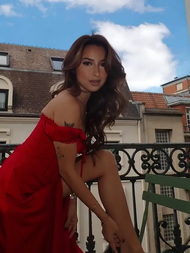 Pesona Latina Girl Jennifer Coppen yang Curi Perhatian dengan Dress Merah