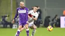 Pemain Fiorentina Riccardo Saponara (kiri) berebut bola dengan pemain Genoa Silvan Hefti pada pertandingan Liga Italia di Stadion Artemio Franchi, Firenze, Italia, 17 Januari 2022. Fiorentina menang 6-0. (Tano Pecoraro/LaPresse via AP)