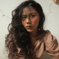 Tidak cuma eksis dengan Dipha Barus saja, penyanyi imut ini juga punya paras wajah ayu yang eksotis. (Sumber foto: cakecaine/instagram)