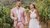 Miss Universe 2017 Demi Leigh Nel-Peters menikah dengan atlet football Tim Tebow. (dok.Instagram @demileighnp/https://www.instagram.com/p/B7dYtX1BuiB/Dinny Mutiah)