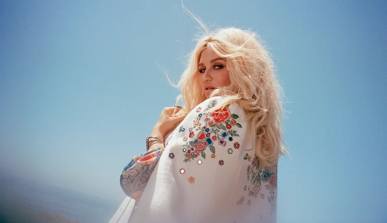 Dalam sebuah wawancara, Kesha menunjukkan dukungannya dengan mengaku bahwa ia sangat menyukai keluarga Kardashian. (Billboard)