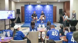 Pada kesempatan itu ia juga turut mengingat pengalaman bermain di Indonesia pada 2013. Cahill menjadi bagian dari skuad The Blues yang menjalani tur pramusim ke Jakarta pada 2013. (Bola.com/Abdul Aziz)